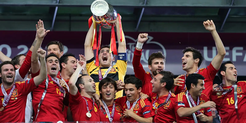 Tây Ban Nha lập kỷ lục vô địch Euro 2 lần liên tiếp